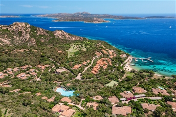 Letecký pohled na residenci, Cala Capra, Sardinie