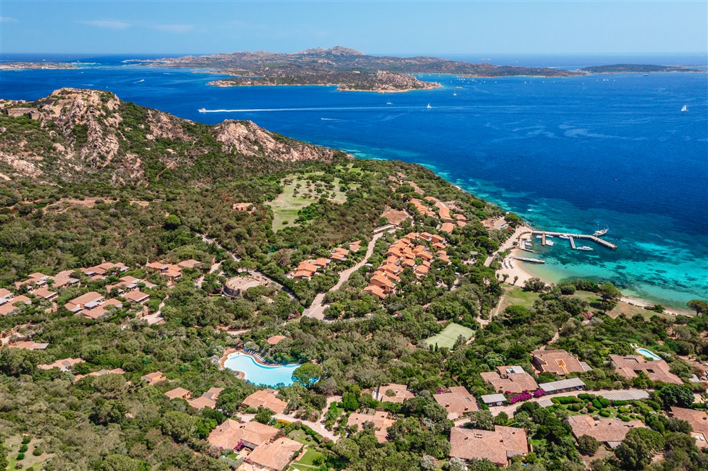 Letecký pohled na residenci, Cala Capra, Sardinie