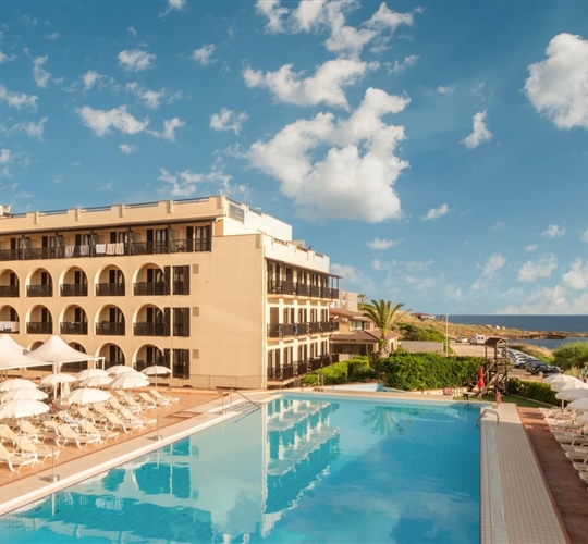 Pohled na hotel a bazén, Alghero, Sardinie