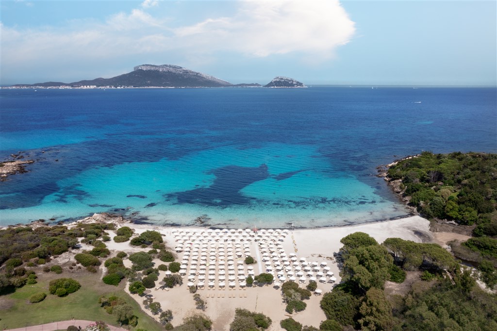 Panorama moře s pláží, Golfo Aranci, Sardinie