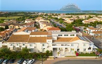 Letecký pohled na hotel, Porto San Paolo, Sardinie