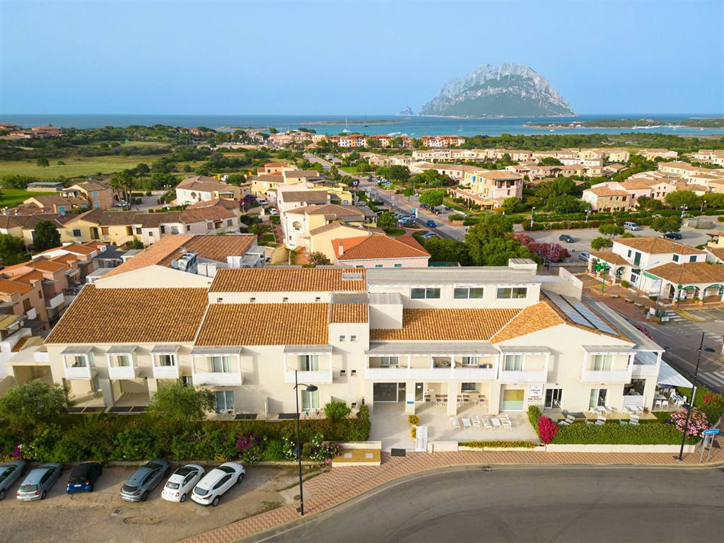 Letecký pohled na hotel, Porto San Paolo, Sardinie