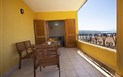 Residence Torre - Terasa jednoho z apartmánů, Isola Rossa, Sardinie