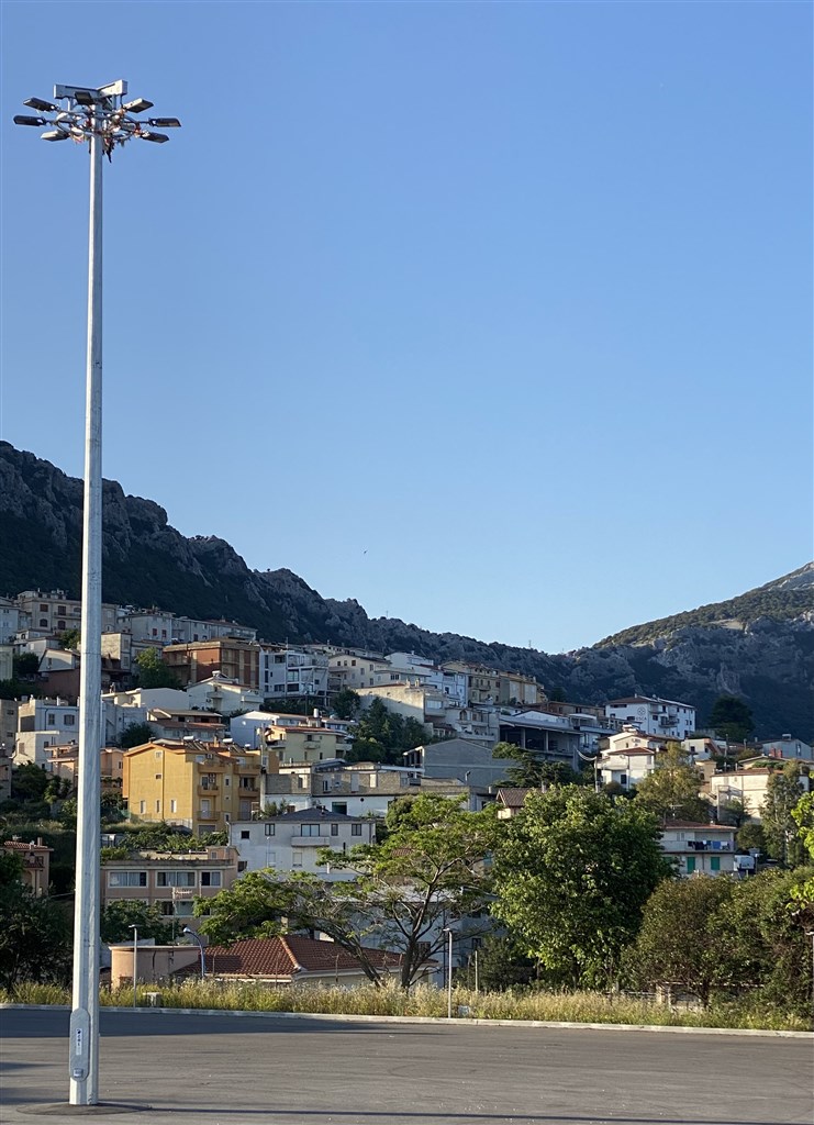 Pohled na město od sportovní haly na Viale J.F.Kennedy, Dorgali, Sardinie