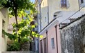 Dorgali - Postranní ulička v centru Dorgali, Sardinie