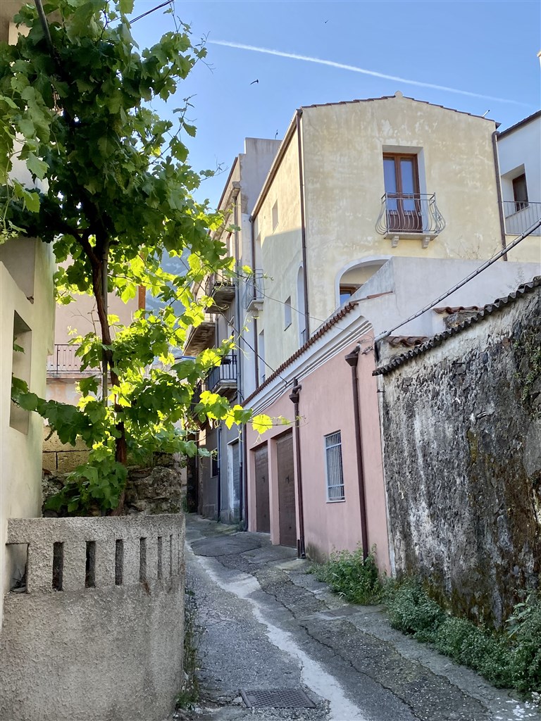 Postranní ulička v centru Dorgali, Sardinie