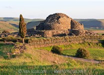 Prehistorické památky Sardinie - nejzachovalejší nurág se nachází v Barumini v jižní Sardinii a jmenuje se Su Nuraxi