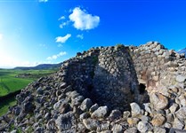 Prehistorické památky Sardinie - nejzachovalejší nurág se nachází v Barumini v jižní Sardinii a jmenuje se Su Nuraxi