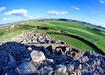 Prehistorické památky Sardinie - nejzachovalejší nurág se nachází v Barumini v jižní Sardinii a jmenuje se Su Nuraxi