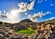 Prehistorické památky Sardinie - nejzachovalejší nurág se nachází v Barumini v jižní Sardinii a jmenuje se Su Nuraxi