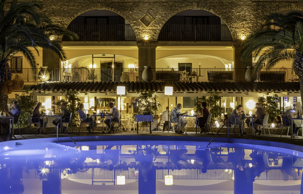 Restaurace s výhledem na bazén, Santa Margherita di Pula, Sardinie