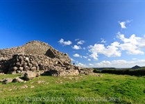 Prehistorické památky Sardinie - nejzachovalejší nurág se nachází v Barumini v jižní Sardinii a jmenuje se Su Nuraxi