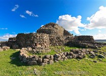 Prehistorické památky Sardinie - nejzachovalejší nurág se nachází v Barumini v jižní Sardinii a jmenuje se Su Nuraxi