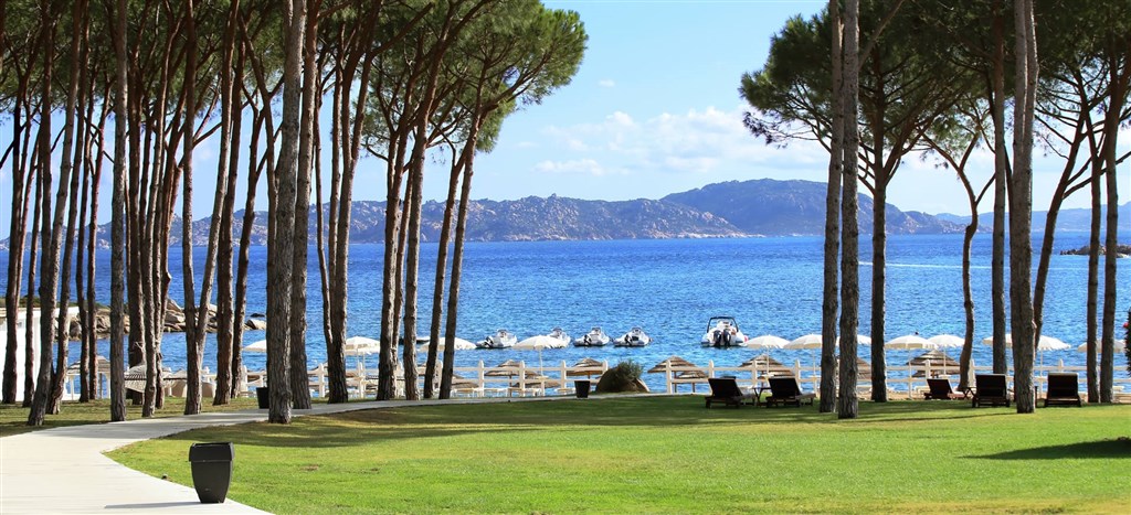 Zahrada vedoucí k pláži, Santa Teresa Gallura, Sardinie