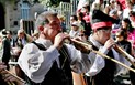 Nejvýznamnější oslavy Svatého Efisia - Muzikanti hrající na dechový nástroj launeddas, Cagliari, Sardinie