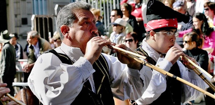 Nejvýznamnější oslavy Svatého Efisia - Muzikanti hrající na dechový nástroj launeddas, Cagliari, Sardinie