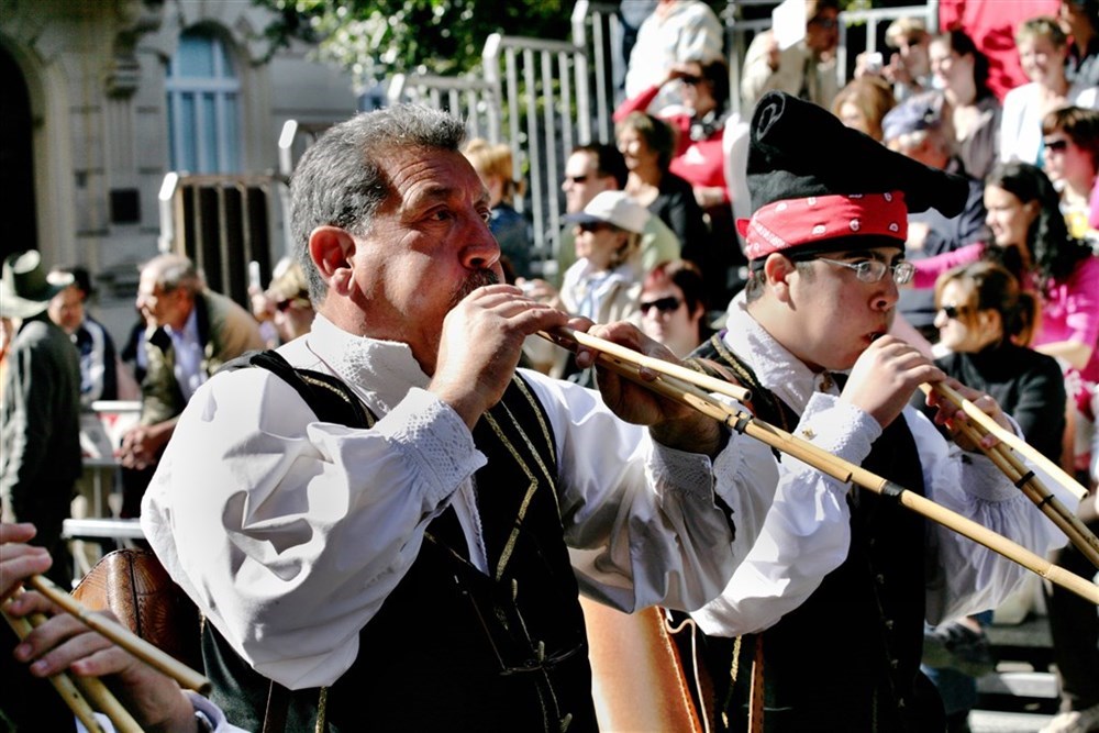 Muzikanti hrající na dechový nástroj launeddas, Cagliari, Sardinie