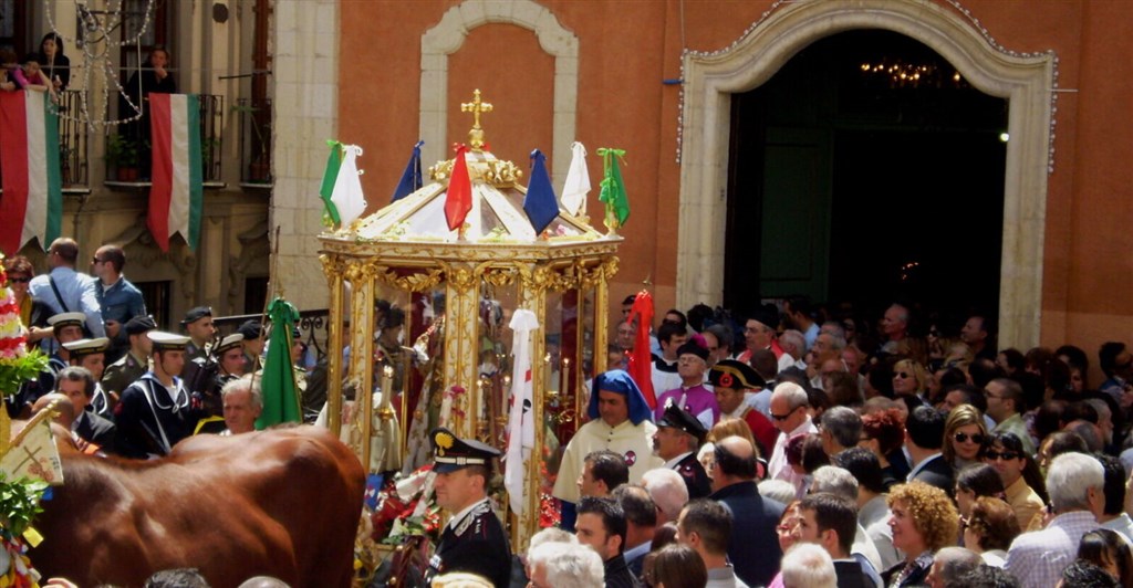 Simulaktrum se svatým Efisiem v ulicích města, Cagliari, Sardinie