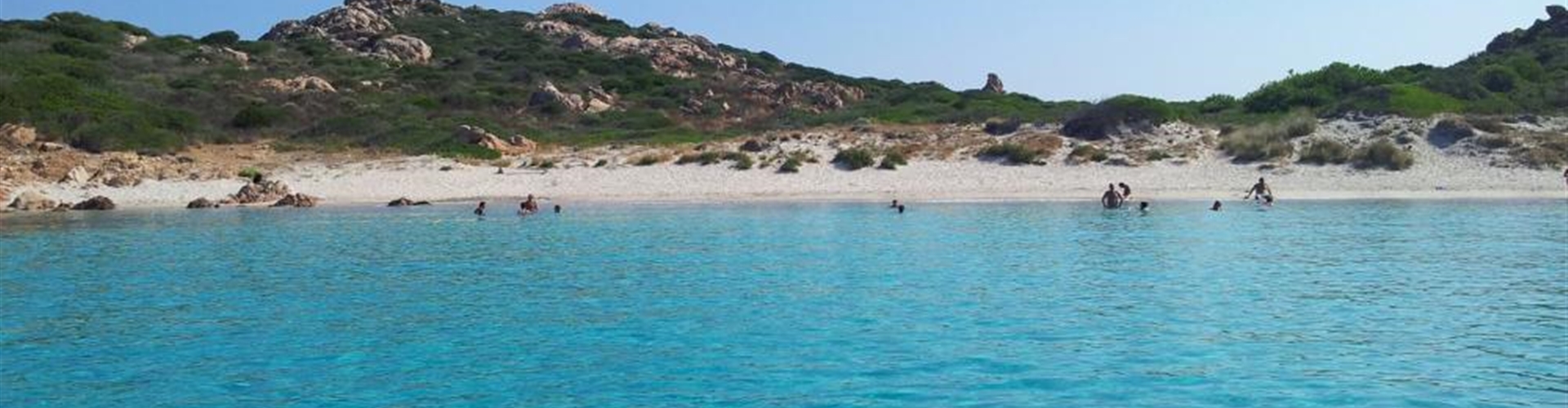 Exkluzivní celodenní plavba na člunu s kapitánem kolem pobřeží Costa Smeralda