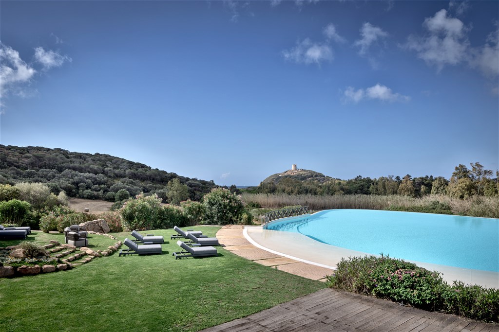 Bazén v zahradě, Chia, Sardinie
