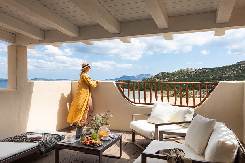 Terasa Junior suite s výhledem na moře, Li Cuncheddi, Sardinie