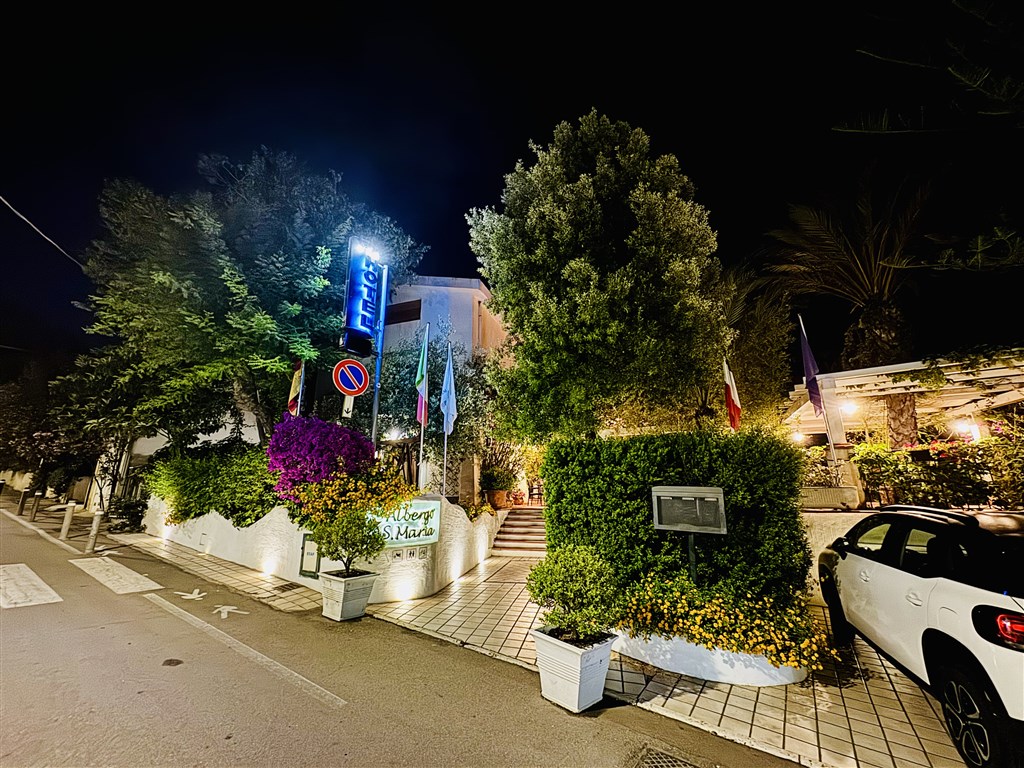 Večerní pohled na hotel, Santa Maria Navarrese, Sardinie