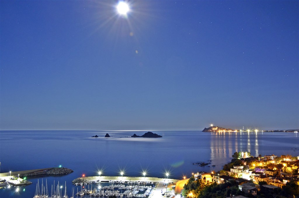 Večerní pohled na přístav, Santa Maria Navarrese, Sardinie