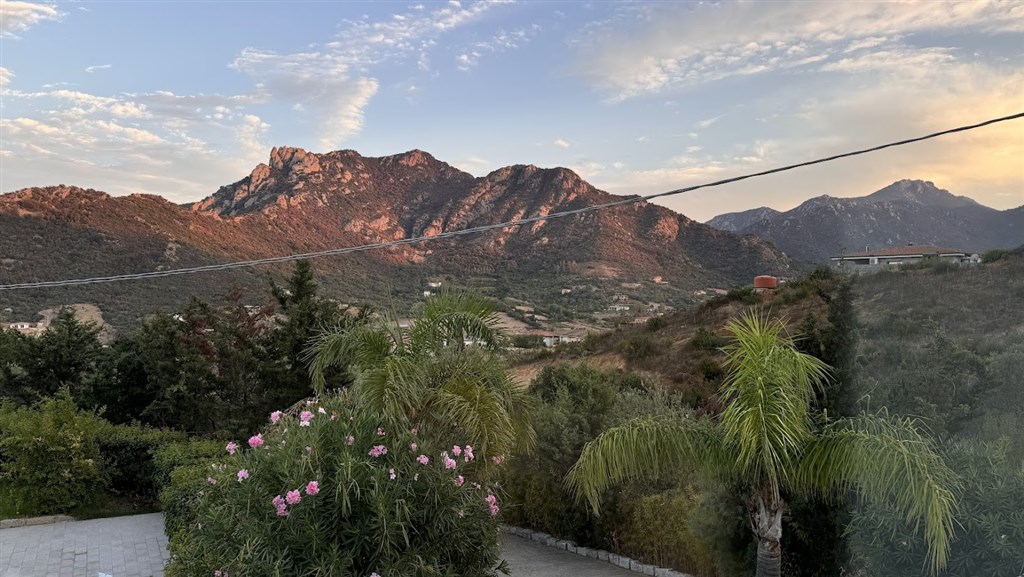 Krajina v okolí hotelu, Cardedu, Sardinie