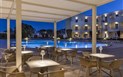 Blu Hotel Morisco - Bar a večerní pohled na bazén, Cannigione, Sardinie