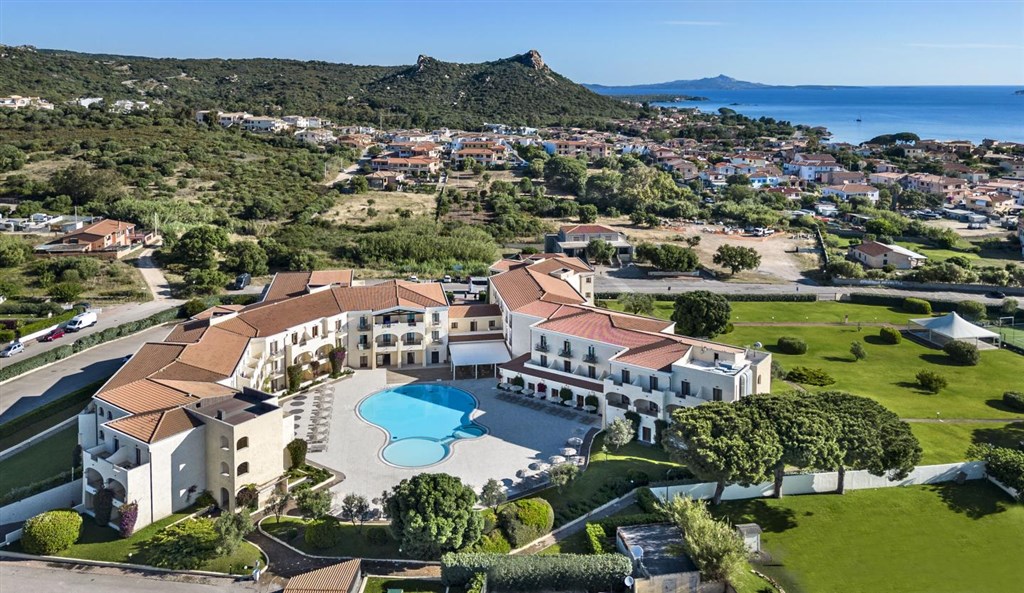 Letecký pohled na hotel a městečko, Cannigione, Sardinie