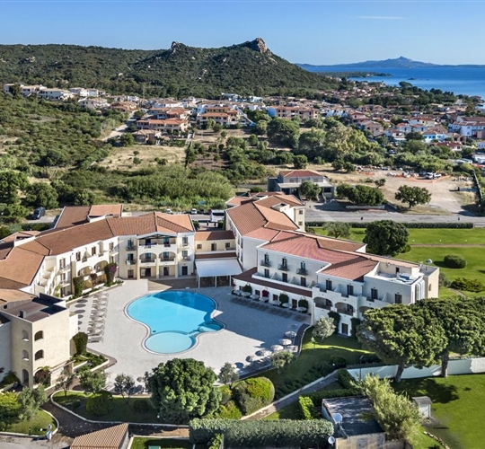 Letecký pohled na hotel a městečko, Cannigione, Sardinie