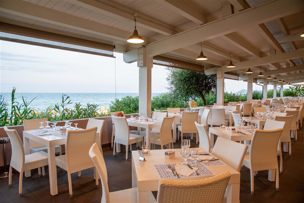 Restaurace Moby s výhledem na moře, Costa Rei, Sardinie