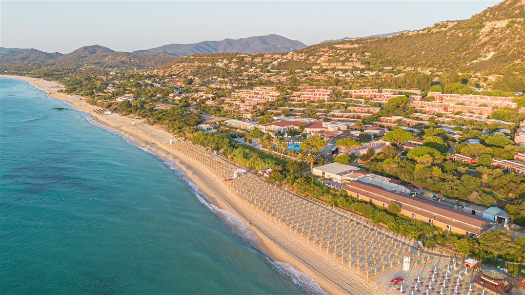 Letecký pohled na hotel, Costa Rei, Sardinie