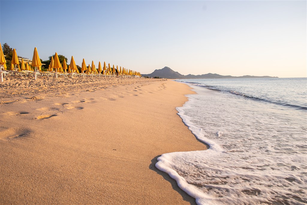 Pláž u hotelu, Costa Rei, Sardinie