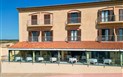 Hotel La Baja - Průčelí hotelu s restaurací, Santa Caterina di Pittunuri, Sardinie