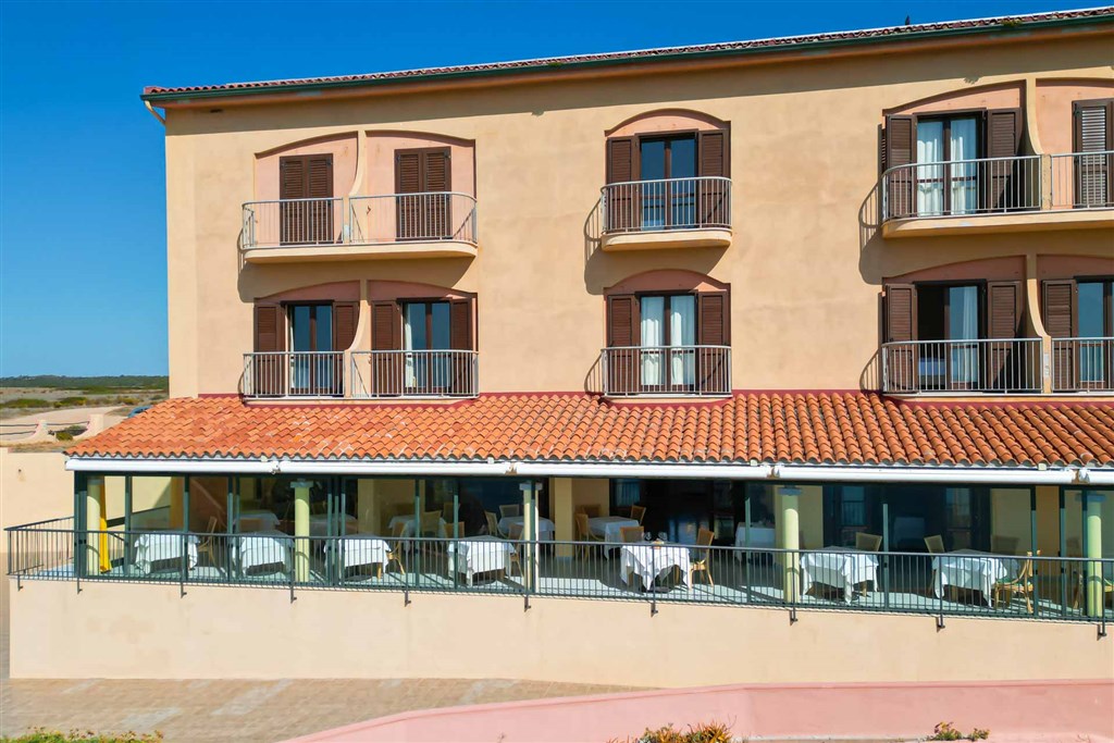 Průčelí hotelu s restaurací, Santa Caterina di Pittunuri, Sardinie