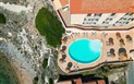 Hotel La Baja - Bazén z ptačí perspektivy, Santa Caterina di Pittunuri, Sardinie