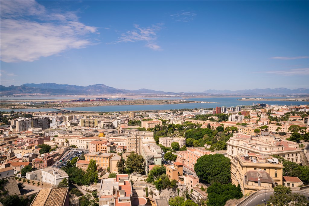 Silvestr u pláže Poetto v hlavním městě Cagliari