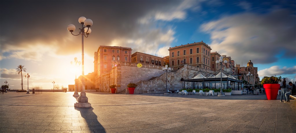 Silvestr u pláže Poetto v hlavním městě Cagliari