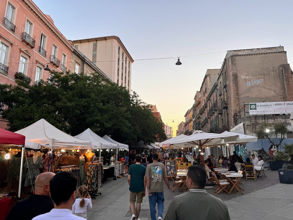 Silvestr u pláže Poetto v hlavním městě Cagliari