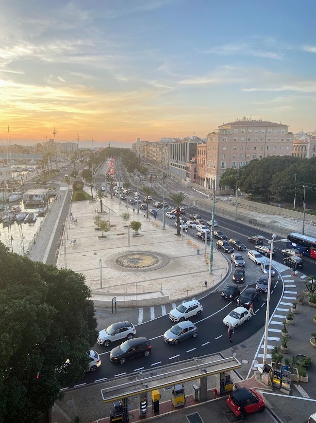 Silvestr u pláže Poetto v hlavním městě Cagliari