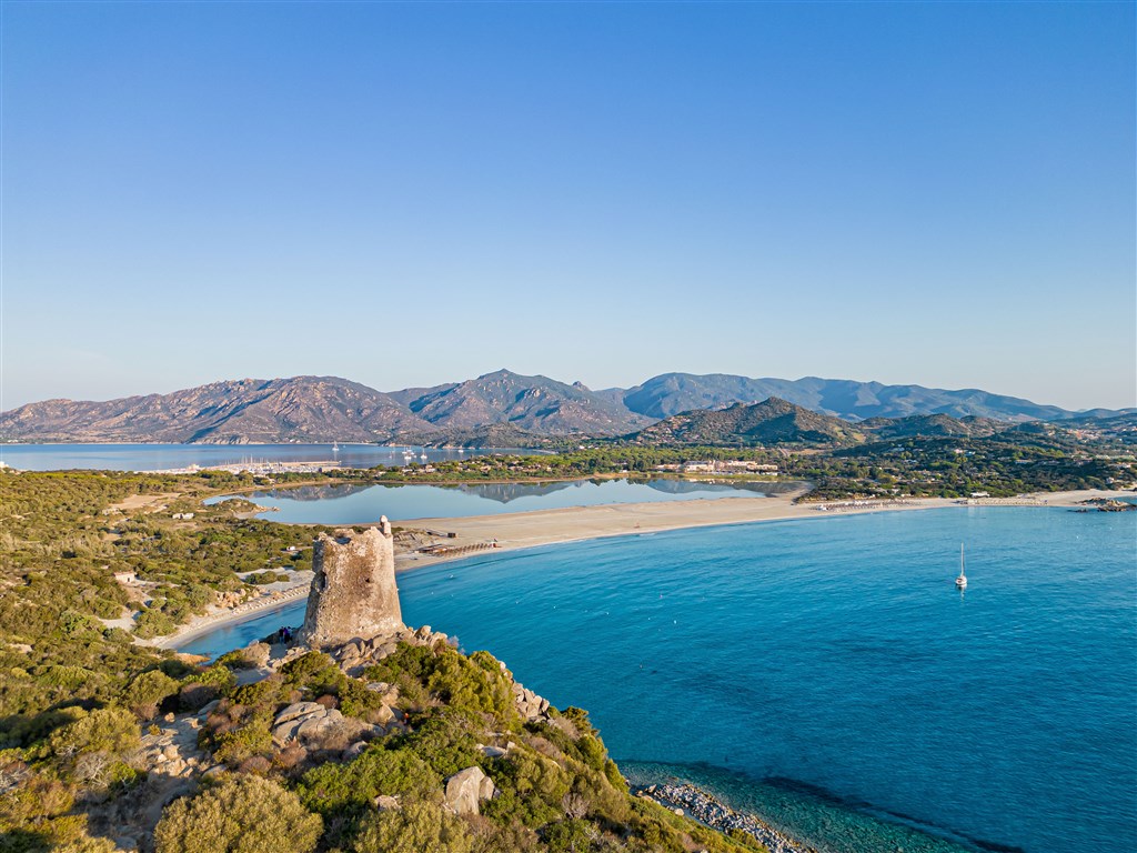 Panoramatický pohled pláž Porto Giunco, Villasimius, Sardinie