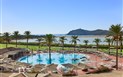 Almar Timi Ama Resort & Spa (ex Pullman) - Hotelový bazén, na horizontu pláž, Villasimius, Sardinie