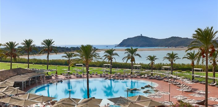 Almar Timi Ama Resort & Spa (ex Pullman) - Hotelový bazén, na horizontu pláž, Villasimius, Sardinie