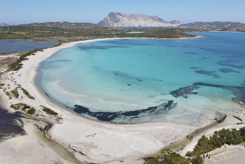 Panoramatický pohled na pláž, San Teodoro, Sardinie