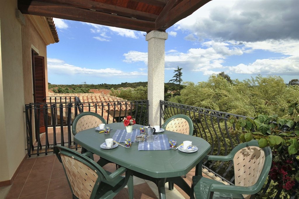 Balkon s posezením, San Teodoro, Sardinie