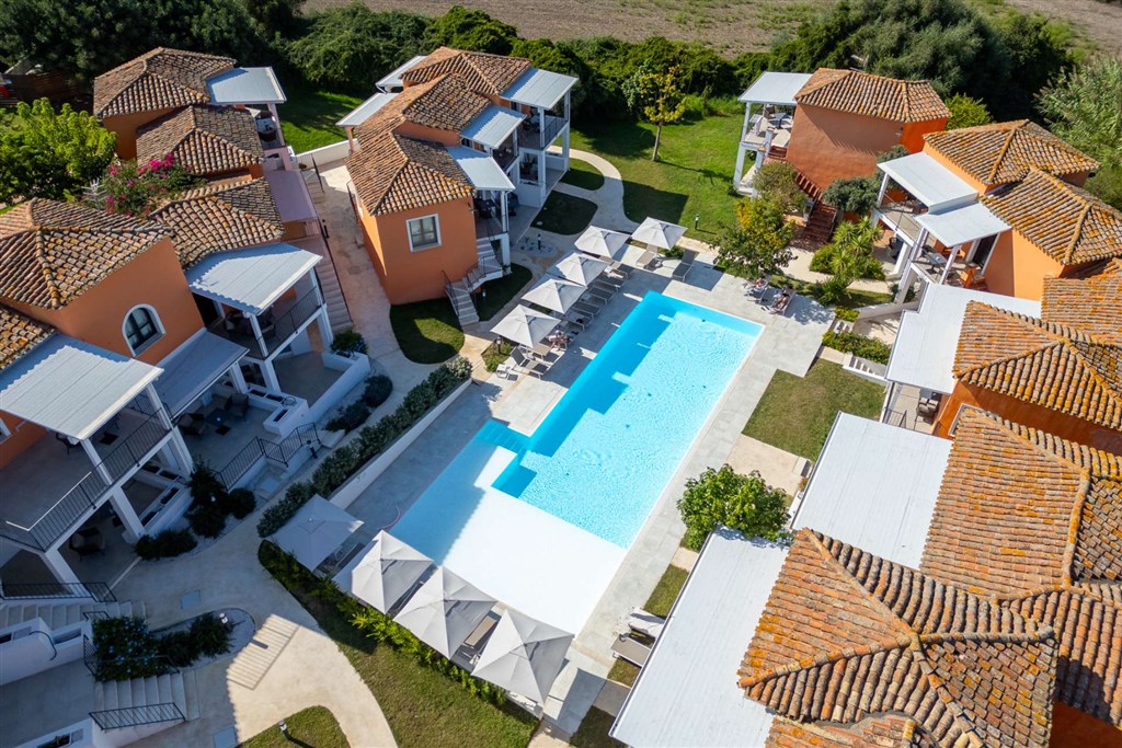 Letecký pohled na bazén v části garden, Bari Sardo, Sardinie