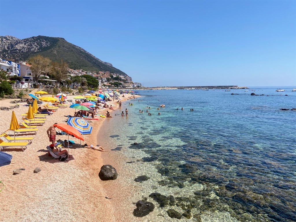 Pláž v Cala Gonone, Cala Gonone, Sardinie