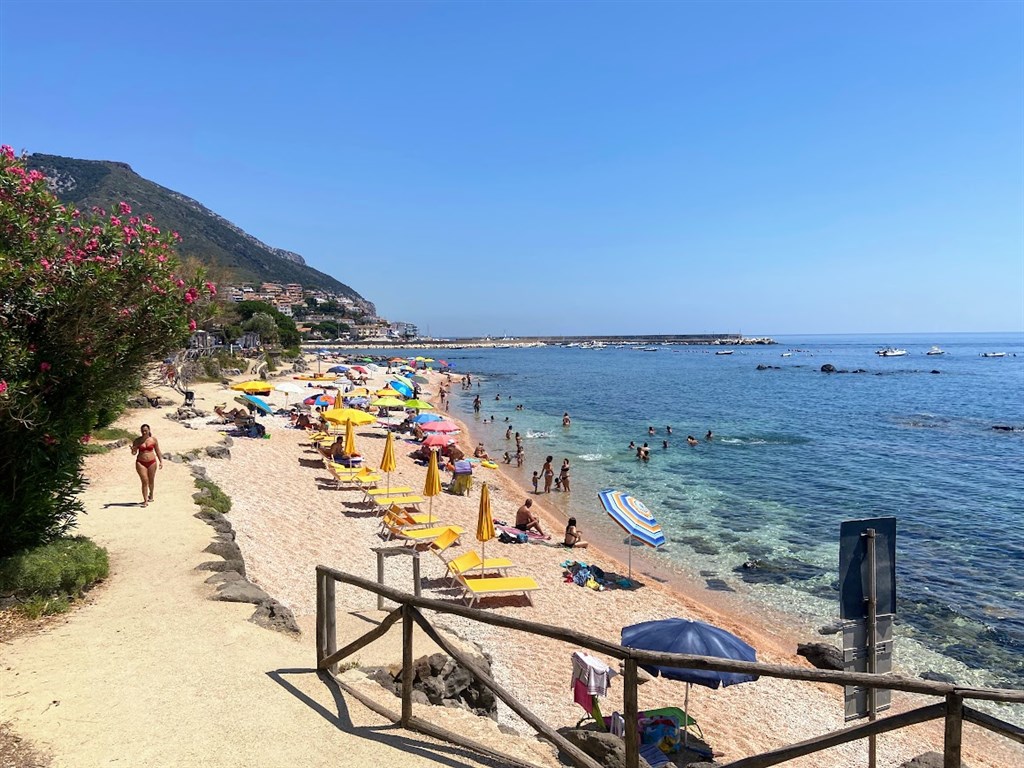 Pláž v Cala Gonone, Cala Gonone, Sardinie