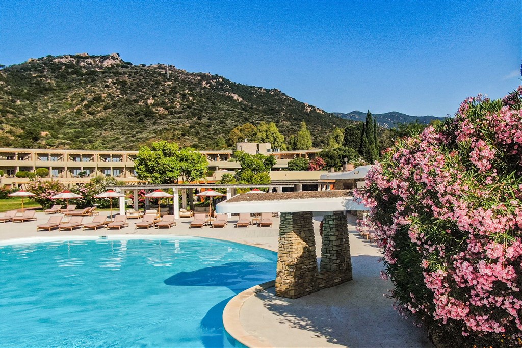 Hotel s s bazénem, Santa Margherita di Pula, Sardinie